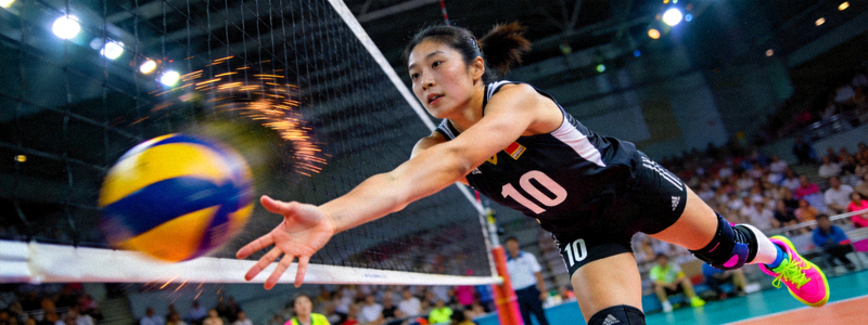 女排运动员跳起扣球的精彩动作