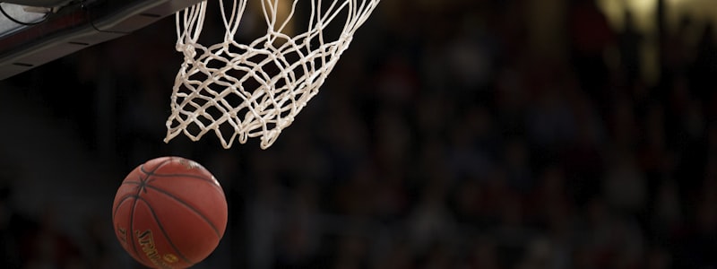 男排运动员拦网防守的瞬间